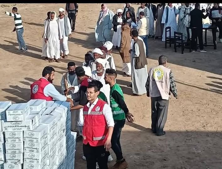 متطوعو الهلال الأحمر المصري : يشاركون في قافلة طبية وإنسانية بمدينة حلايب وشلاتين .