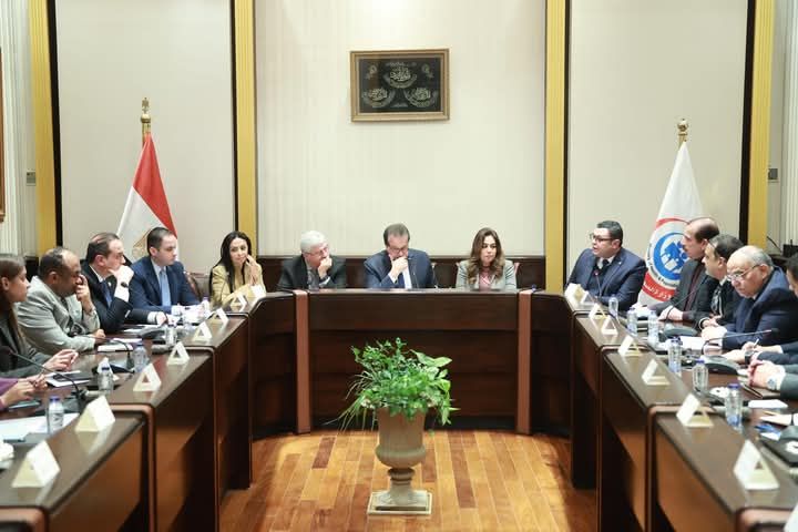 نائب رئيس مجلس الوزراء وزير الصحة يرأس الاجتماع الوزراي الأول للجنة التنفيذية الخاصة باستقبال المصابين الفلسطنيين