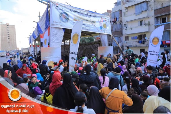 ضمن فعاليات مبادرة مع الناس الشعب الجمهوري بالإسكندرية يفتتح معرض لتوزيع الملابس المجانيه بالدخيله والعجمي