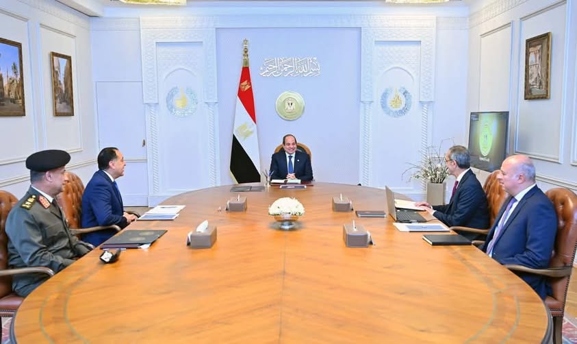اجتماع الرئيس عبد الفتاح السيسي، اليوم، مع الدكتور مصطفي مدبولي رئيس مجلس الوزراء، والدكتور عمرو طلعت وزير الإتصالات