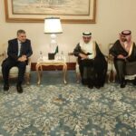 الفريق أسامة ربيع : يلتقي الأمين العام للمنظمة البحرية الدولية IMO لبحث التطورات في منطقة البحر الأحمر .