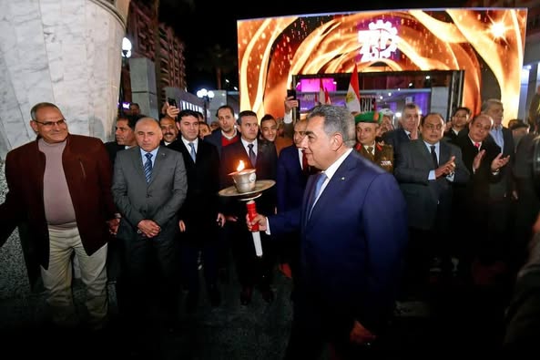 اللواء طارق مرزوق يوقد الشعلة إيذانا ببدء احتفالات الدقهلية بعيدها القومي.