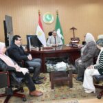 محافظ الشرقية يلتقي مديرة تسريع الإستجابة المحلية للقضية السكانية بوزارة التنمية المحلية