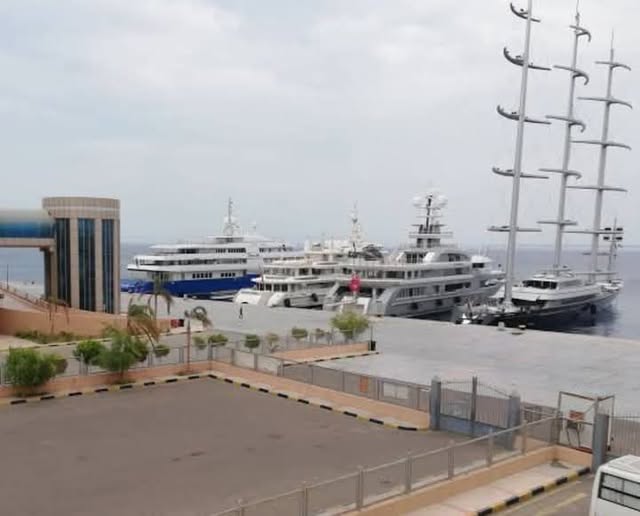 إعادة فتح ميناء الغردقة البحرى وانتظام الحركة الملاحية بموانئ البحر الأحمر .