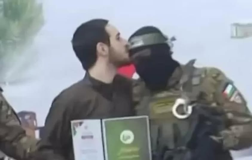 تبادل المحتجزين: قبلة تزلزل معادلات الصراع وتكشف إنسانية غير متوقعة”