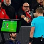 مشجع يعرض المال على الحكم في دوري أبطال أوروبا.. وبعدها بلحظات يحصل فريقه على ركلة جزاء