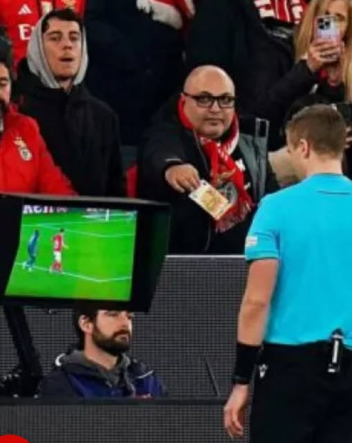 مشجع يعرض المال على الحكم في دوري أبطال أوروبا.. وبعدها بلحظات يحصل فريقه على ركلة جزاء