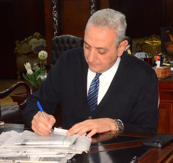 الجندي يتابع الجهود المكثفة للسيطرة على حريق ضخم بمخزن أجهزة كهربائية بالمحلة