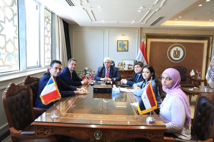 عاشور يستقبل السفير الفرنسي لمتابعة تحضيرات المؤتمر المصري الفرنسي