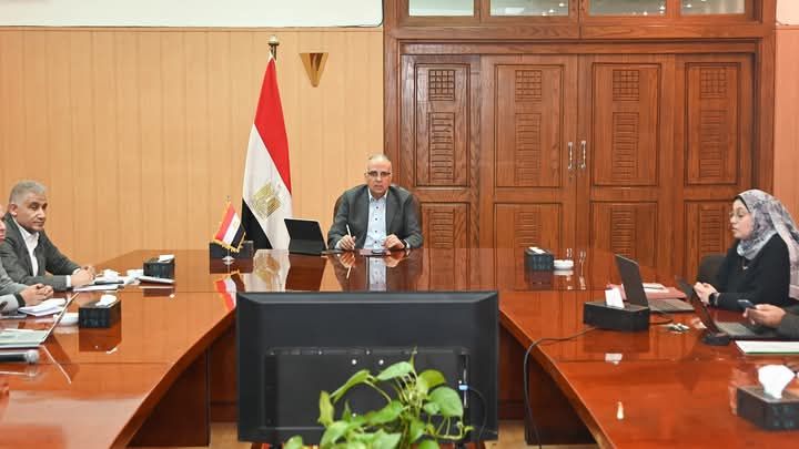 سويلم يتابع موقف إستعدادات أجهزة الوزارة لفترة أقصى الإحتياجات المائية المقبل