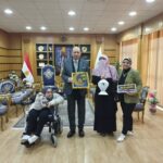 مركز خدمات الأشخاص ذوي الهمم يُهدي نتاج أنشطة المركز لرئيس جامعة المنصورة