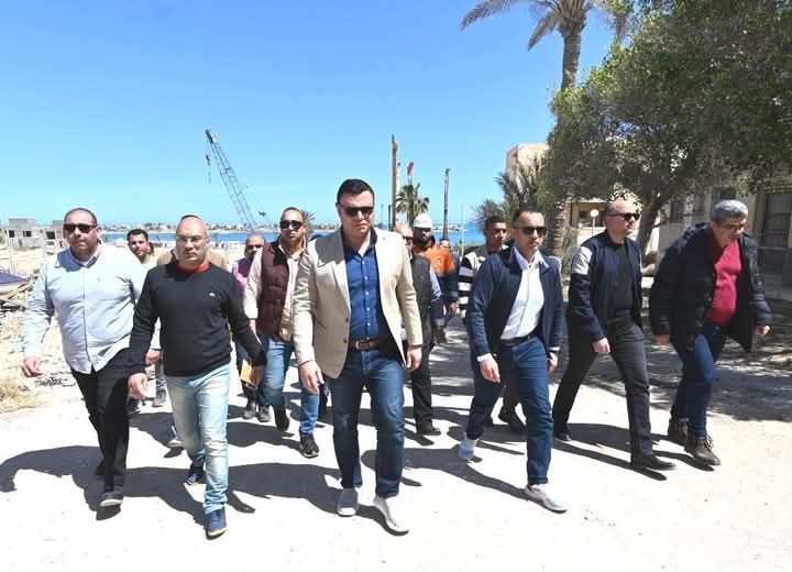 وزير الإسكان يتفقد أعمال رفع كفاءة طريق الازدواج بمارينا العلمين السياحي