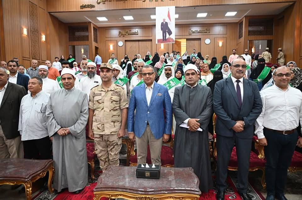 محافظ جنوب سيناء يجتمع بحجاج الجمعيات الأهلية ويطالبهم بالدعاء لمصر