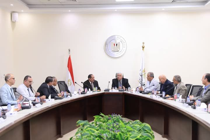 وزير التعليم العالي يعقد اجتماعًا مع أعضاء اللجنة الوزارية لتعيين أعضاء هيئة التدريس والهيئة المعاونة بالمعاهد العليا كتب شادي فتحي