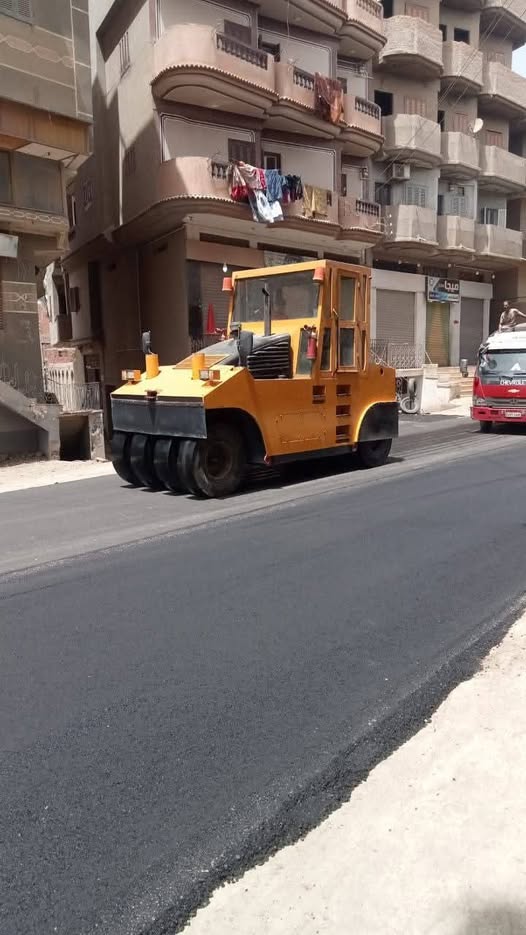 محافظ الشرقية يتابع إنتظام سير أعمال رصف الطرق الداخلية بمركز ديرب نجم الشرقية مرفت عبد القادر