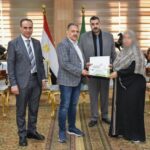 محافظ الشرقية يُكرم عدد من مرضي الثلاسيميا بالمحافظة بمنحهم شهادات وتقدير ومبالغ مالية الشرقية مرفت عبد القادر