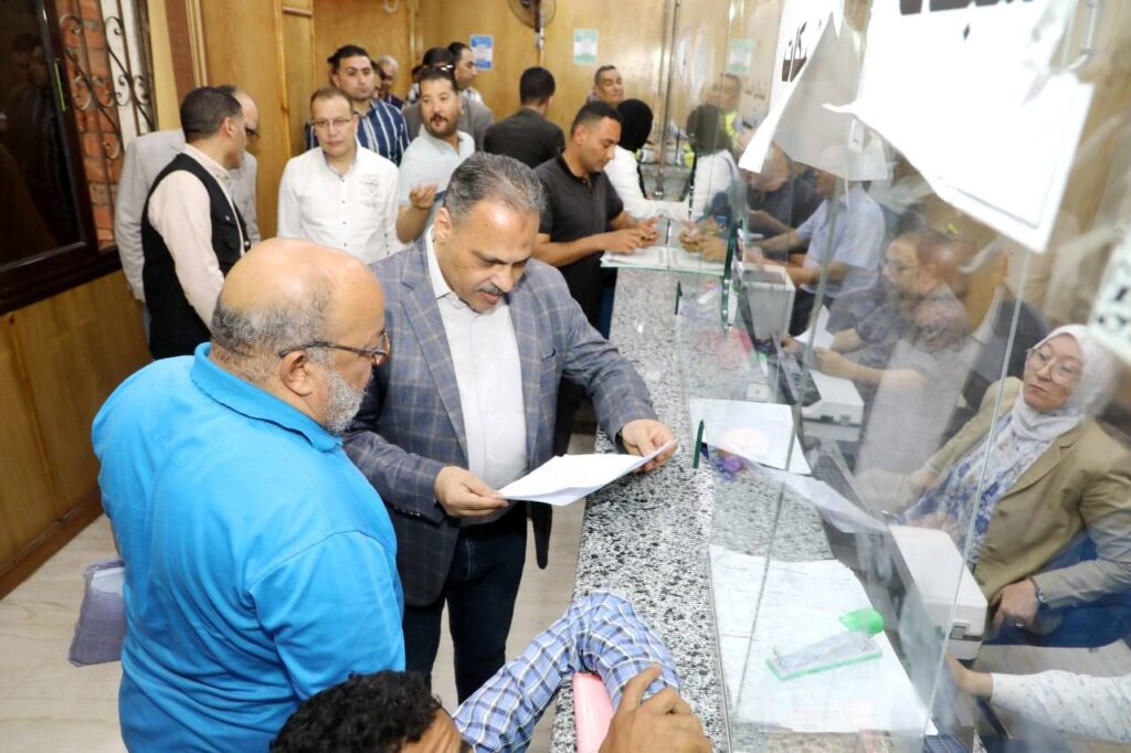محافظ الشرقية يتابع جهود خدمة المواطن في المركز التكنولوجي ويعزز جهود النظافة والتسيير المروري في محيط مبنى الديوان العام متابعة/د.عبدالهادي الكناني