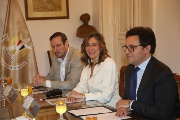 – وزير الثقافة يجتمع بلجنة اختيار الرئيس الجديد لأكاديمية الفنون كتب/طلعت مرسى إبراهيم