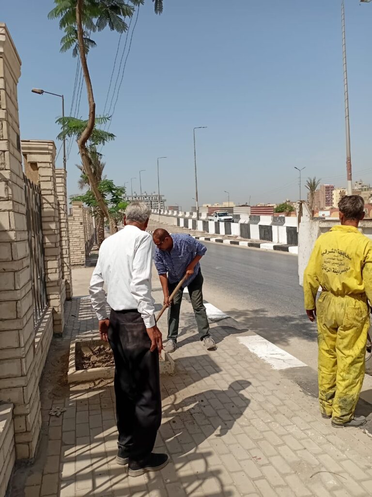 تاريخ الخبر: الأحد 25 مايو 2025 رئيس مدينة الزقازيق يتابع جهود رجال تحسين البيئة خلال الوردية الصباحية لأعمال النظافة ورى الأشجار الشرقية .الزقازيق .د.عبدالهادي الكناني