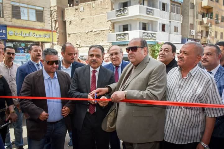 محافظ الشرقية يفتتح معرض بيع السلع والمواد الغذائية بأسعار مخفضة بميدان التحرير بالزقازيق الشرقية مرفت عبد القادر