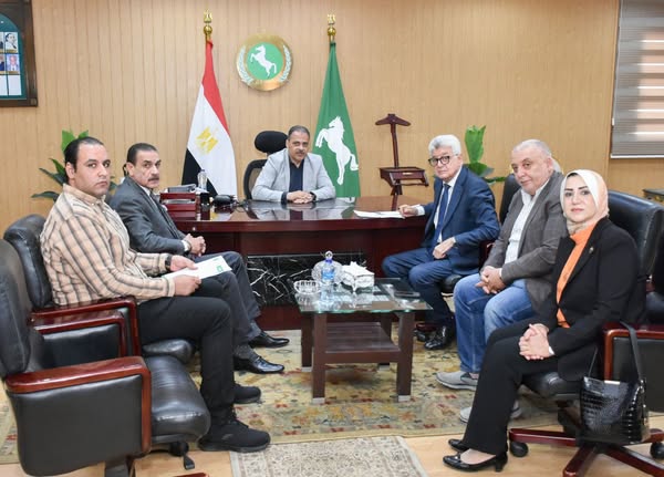 محافظ الشرقية يؤكد التزام الجميع بخدمة المواطن خلال لقائه الدوري مع نواب البرلمان