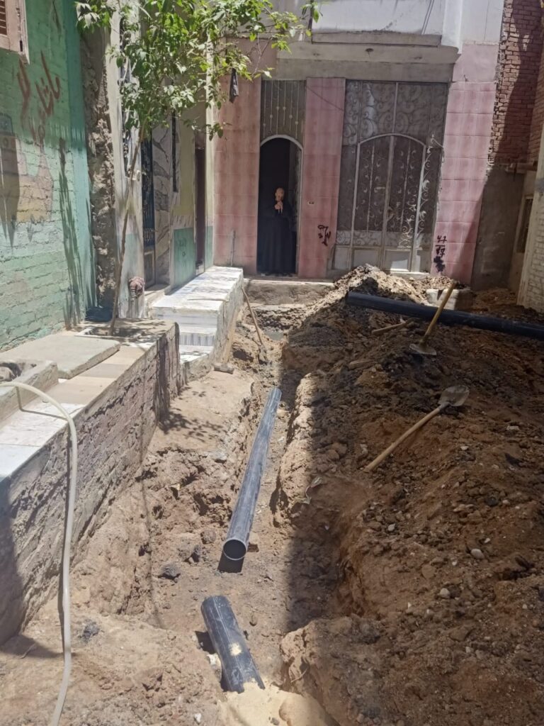 المحاسب أحمد الجنزوري رئيس الوحدة المحلية بالبلاشون يتابع أعمال الحفر وخطوط الصرف الصحي بقرية ميت جابر كتب /د.عبدالهادي الكناني