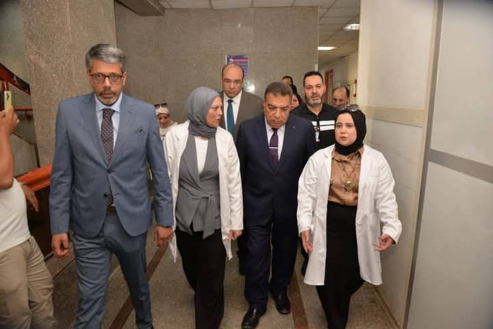 محافظ الدقهلية يتفقد مستشفى التأمين الصحي عقب صلاة عيد الأضحى ويقدم التهنئة للمرضى والأطقم الطبية