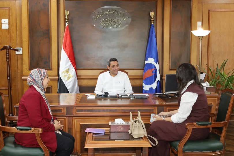 المحافظ يبحث إقامة مشروعات تضع السويس علي الخريطة السياحية .