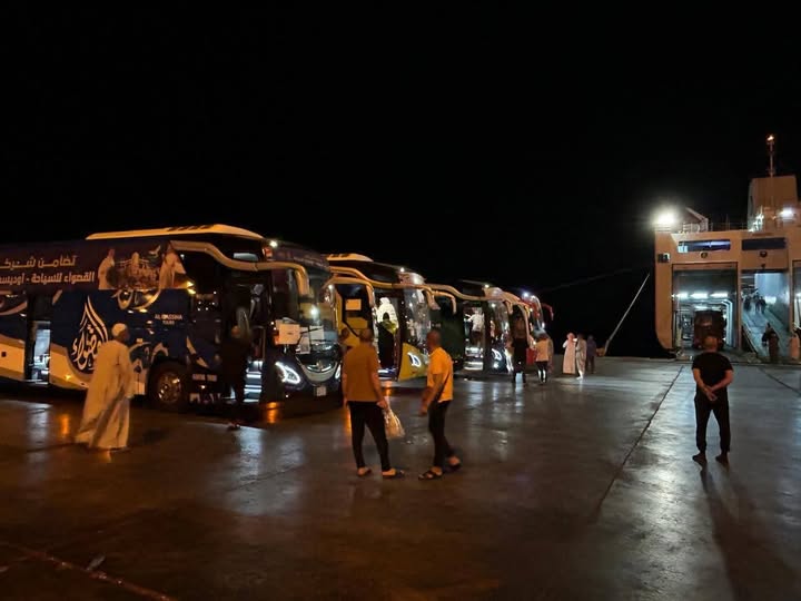 وصول 306 حاج و7 باصات لميناء نويبع البحري