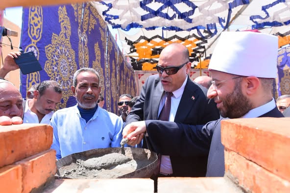 وزيرا الأوقاف والعمل في زيارة إلى مدينة غارب : وضع حجر الأساس لمسجد السيدة زينب .