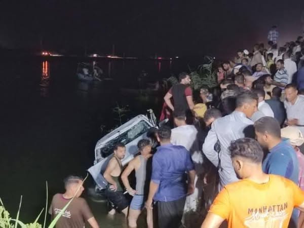 مصرع فتاة وإصابة 8 من أسرة واحدة في إنقلاب سيارة