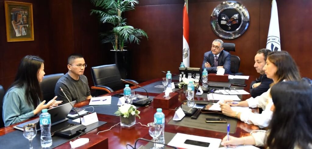 – الهيئة العامة للاستثمار تبحث سُبل نقل سلاسل الإنتاج الصينية في قطاع الملابس إلى مصر