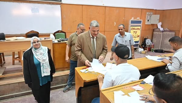 نائب رئيس جامعة الفيوم لشئون الدراسات العليا والبحوث يـتــفَقَّدُ امتحاناتِ الدراسات العليا للعام الجامعي 2024/2025 بكلية العلوم