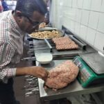 حملات تفتيشية مكثفة على مطاعم وأكشاك لضبط المخالفات وتعزيز السلامة الغذائية .