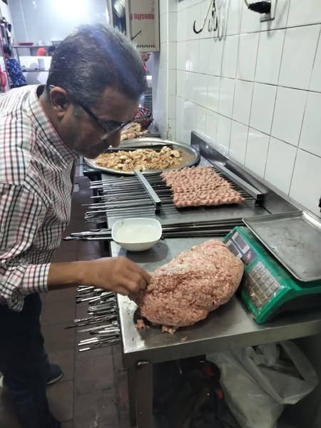 حملات تفتيشية مكثفة على مطاعم وأكشاك لضبط المخالفات وتعزيز السلامة الغذائية .