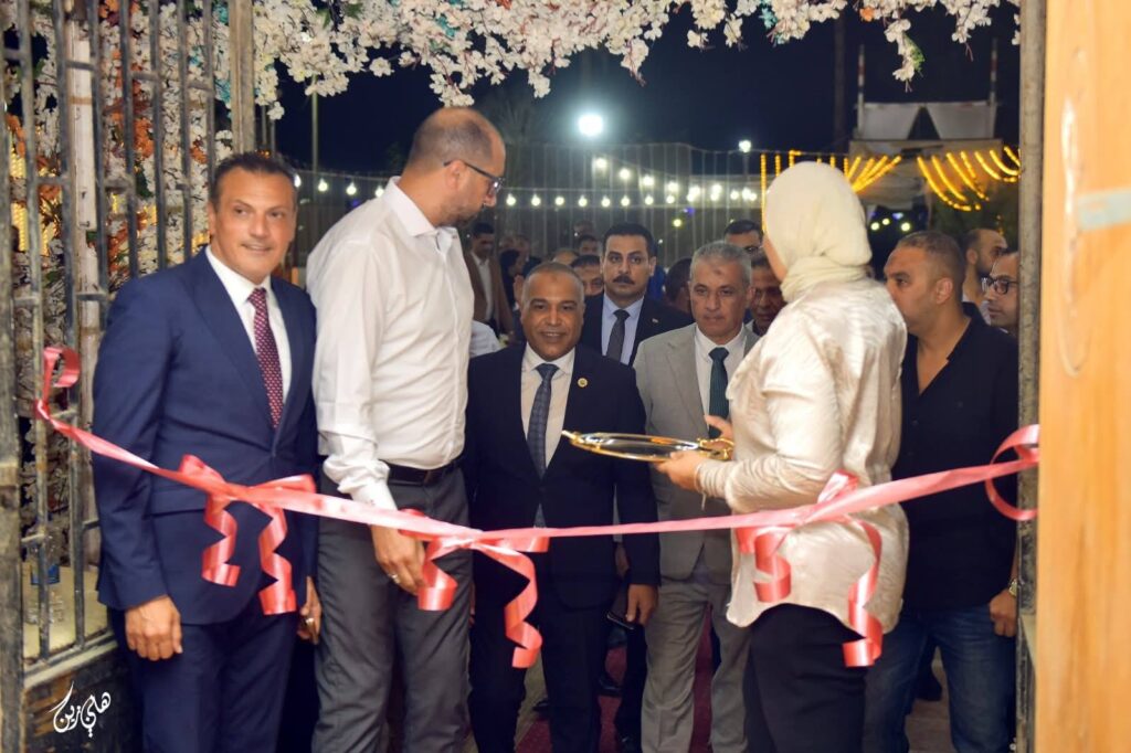 رئيس نقابة البترول يفتتح معرض المستلزمات المدرسية لأبناء العاملين بالسويس