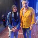 “عايش إكلينيكياً”.. عرض مسرحي يخترقك من الداخل ويجعلك تضحك لتنجو!