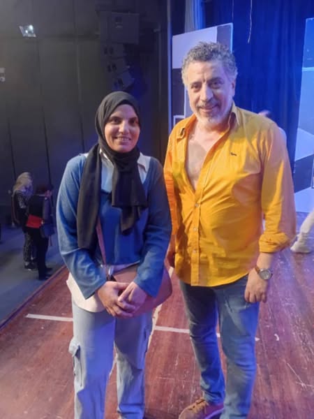 “عايش إكلينيكياً”.. عرض مسرحي يخترقك من الداخل ويجعلك تضحك لتنجو!