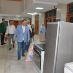 محافظ أسيوط يسلم جهاز عروسة لابنة إحدى المستفيدات من مشروعات تمكين المرأة