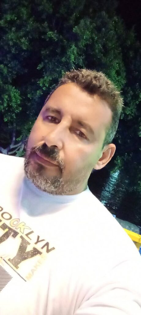 أخبرني؟ تسألُ عيناها،