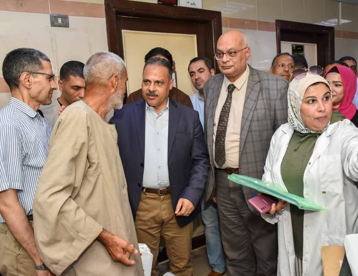 محافظ الشرقية يفاجئ “مستشفى المبرة” ويطالب بحسن معاملة المرضى وتطوير الخدمة