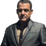 عندما يفرض وجوده الظاهر: كيف يفسر المخادع أن الجميع مخادعون؟
