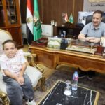 محافظ المنوفية يستجيب لطلب طفلة من ذوي الهمم ويوفر لها كرسي متحرك