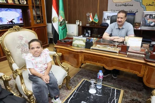 محافظ المنوفية يستجيب لطلب طفلة من ذوي الهمم ويوفر لها كرسي متحرك