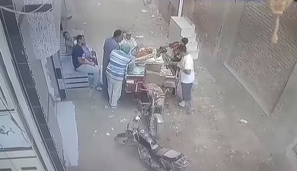 اعتارض مسن وتغرق العيش بالجاز فى الشرقية