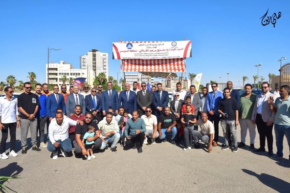 محافظ السويس يسلّم 27 تاكسي جديد لشباب المحافظة