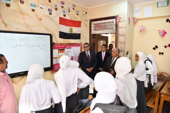محافظ الفيوم يتابع انتظام العملية التعليمية بالمدارس مع بدء العام الدراسي الجديد