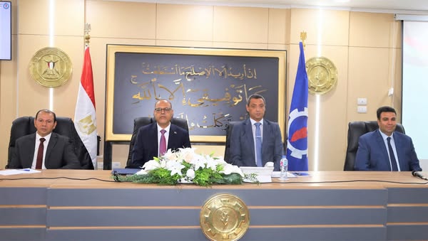 وزير العمل ومحافظ السويس يفتتحان ندوة للتعريف بقانون العمل الجديد