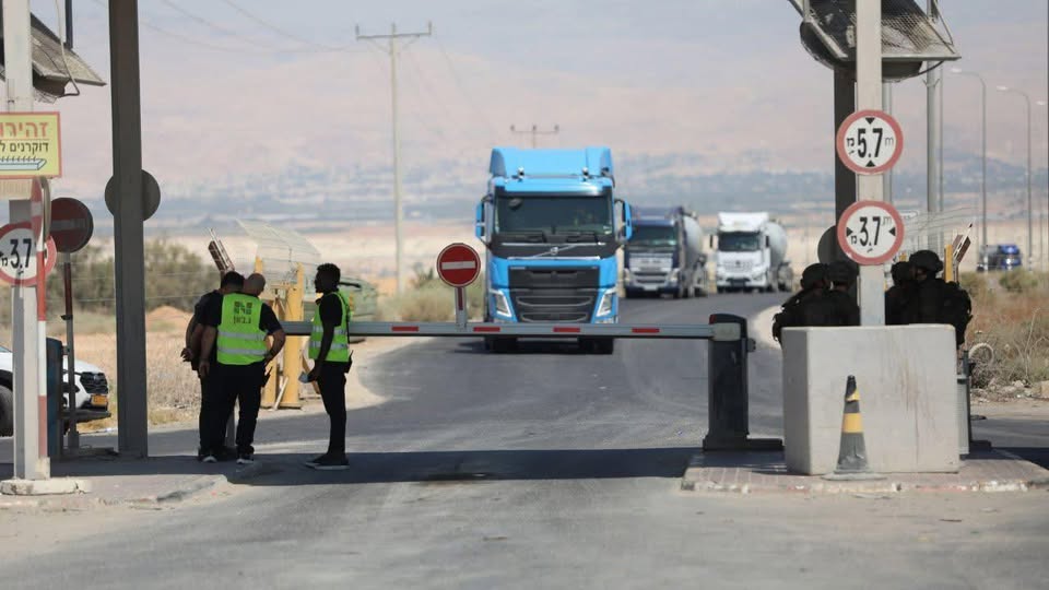 معبر الكرامة .. الاحتلال يقطع شريان الحياة الوحيد للفلسطينيين