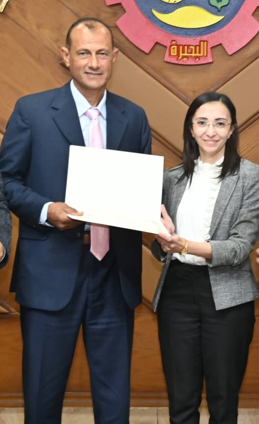 محافظ البحيرة تكرم مدير مدرسة الشهيد شعبان عبد المنعم خالد الإبتدائية بإيتاي البارود